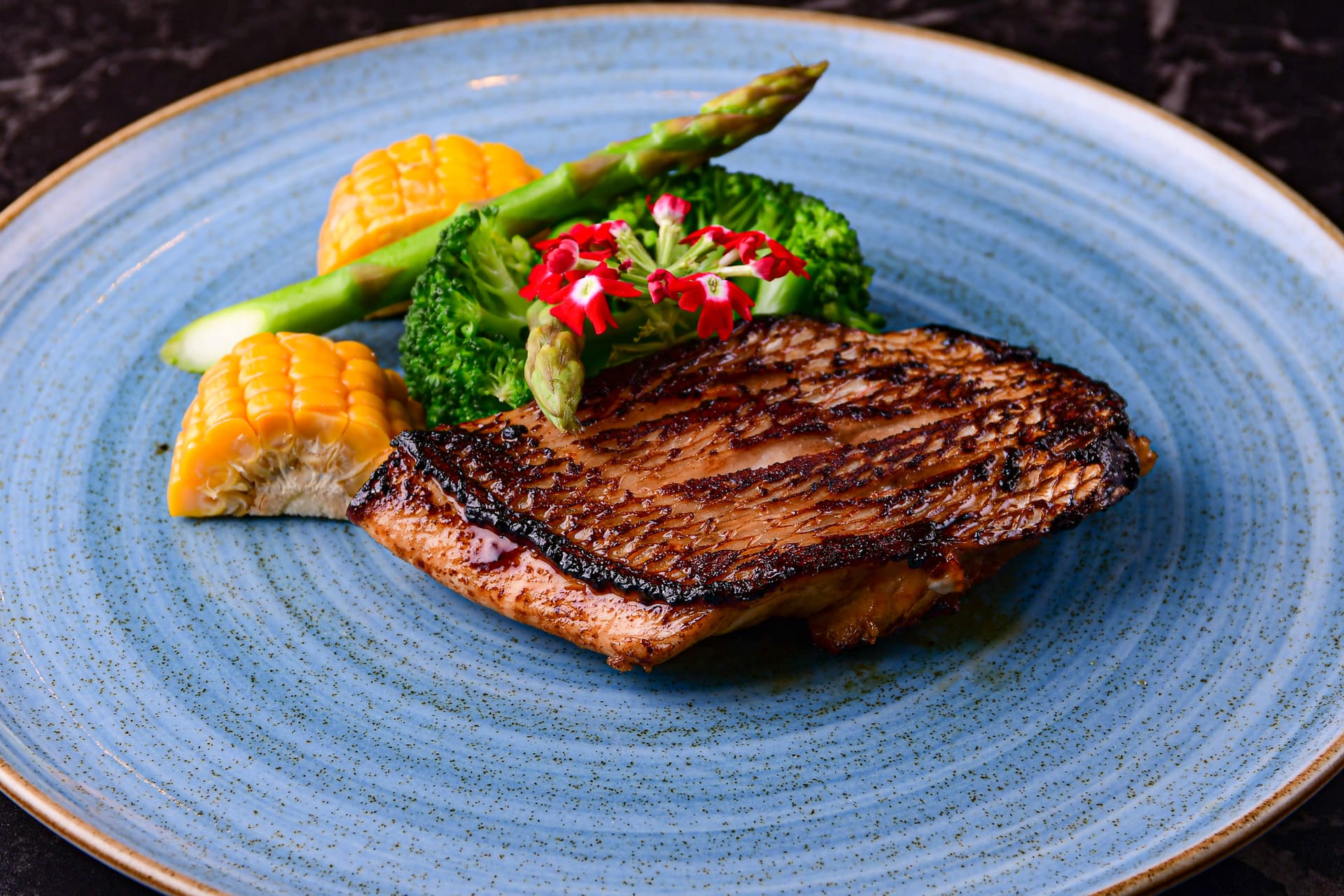 Detalhe de apresentação gastronômica em alta resolução